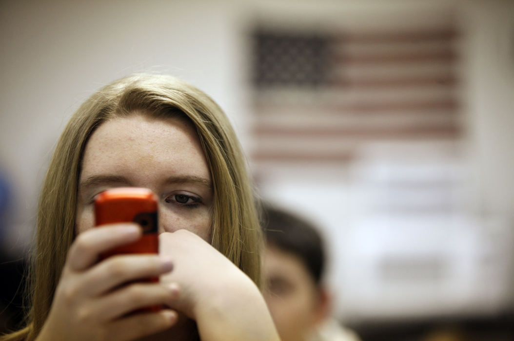 General News - HMWesterville North junior Noel Hilling uses her mobile phone during Damon Mollenkopf's AP U.S. History class to tweet about the day's lesson Tuesday. Mollenkopf encourages to use twitter as a discussion board for his classes. (Shari Lewis / The Columbus Dispatch)