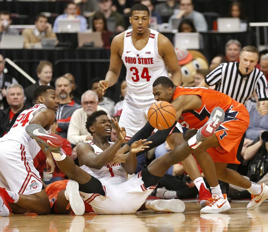 Ohio State'd Jae'Sean Tate (1) passes the ball during the  first half of a game against Illinois at Value City Arena in Columbus. (Fred Squillante / The Columbus Dispatch)