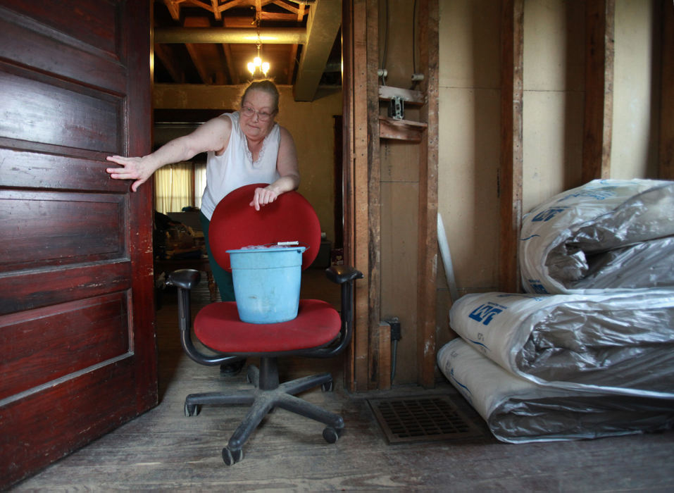 General News - 1st placeBarbara Sowers rolls a bucket of water from the kitchen through her home that she will use  use to flush the toilet since the plumbing does not work in her home in Homer. Due to credit problems not due to her, it has been difficult for Barbara to fix up her 200 year old home. Barbara uses the chair due to her arthitis.  (Eric Albrecht / The Columbus Dispatch)
