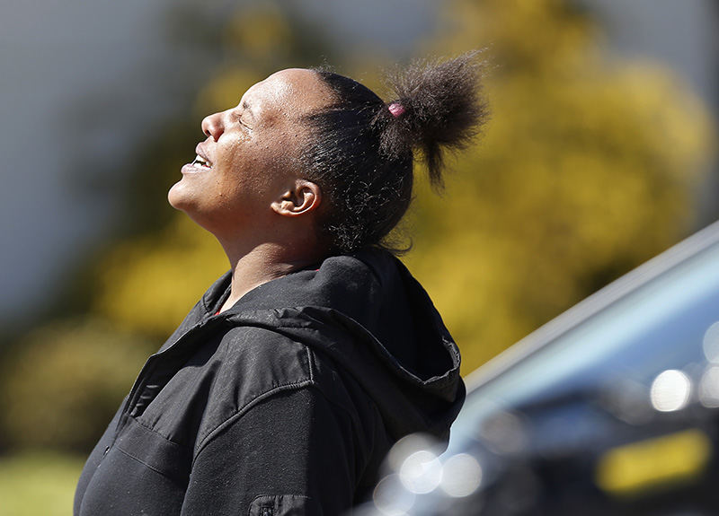 ASpot News - 1st place - A relative of the victims, who declined to give her name, cries as she walks near the scene of a shooting in which Jenea R. Harvison, 29, and Donell McDonald, 23, were killed and a third victim, Roy Harvison, was taken to Grant Medical Center. (Adam Cairns / The Columbus Dispatch)