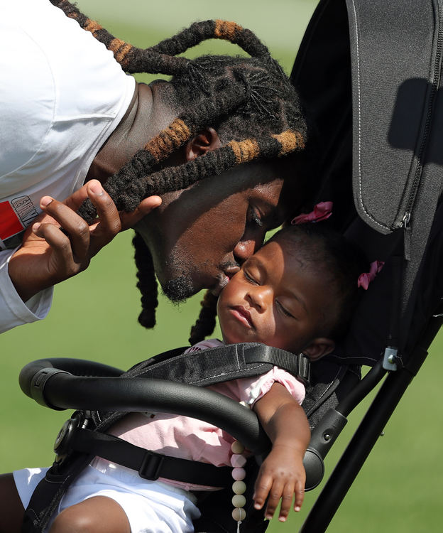 Sports Feature - 2nd place - Cleveland Browns running back D’Ernest Johnson plants a kiss on his daughter’s cheek after the team’s football training camp in Berea. (Jeff Lange / Akron Beacon Journal)