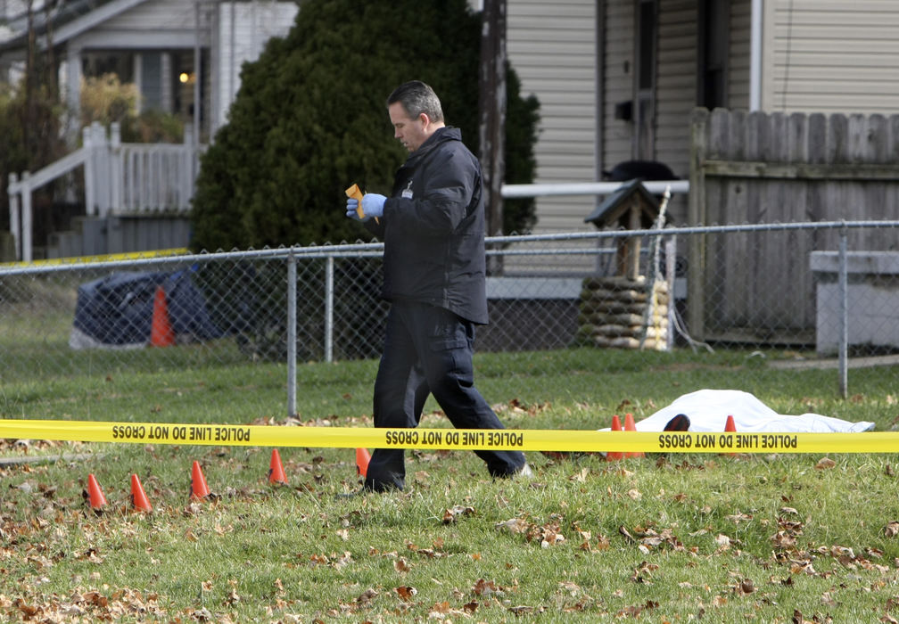 Spot News - HM - Columbus crime scene investigator works the scene of the homicide at 1409 Aberdeen Ave., five blocks south of Weber Road and east of I-71. A man was shot and killed in the front yard of a North Side house this morning. (Dispatch photo by Neal C. Lauron) (Neal C. Lauron / The Columbus Dispatch)