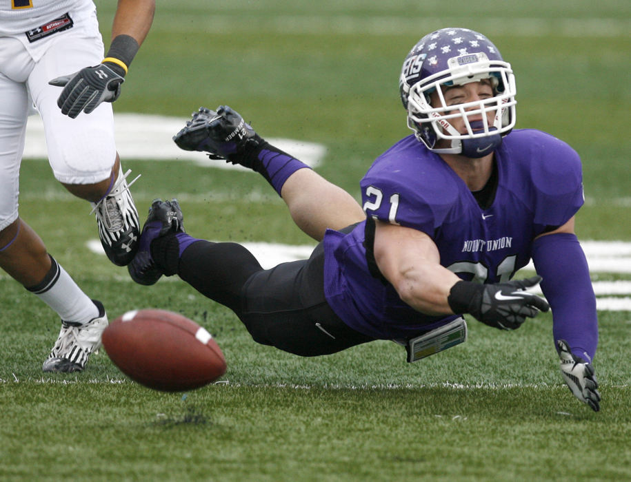 Sports - 2nd placeMt. Union's Nick Driskill can't reach a pass thrown to him by quarterback Kevin Burke during their NCAA Division III semi final game with Mary Hardin-Baylor in Alliance.  (Scott Heckel / The Repository)