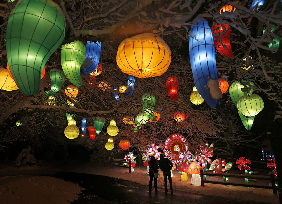 Feature - HM - Guests look at a display during the Ohio Chinese Lantern Festival at the Ohio Expo Center. The event features 39 illuminated displays crafted by Chinese artists as well as nightly performances of jar balancing, kicking bowls on a rolling board, Chinese face-changing, martial arts, and umbrella juggling.   (Jonathan Quilter / The Columbus Dispatch)