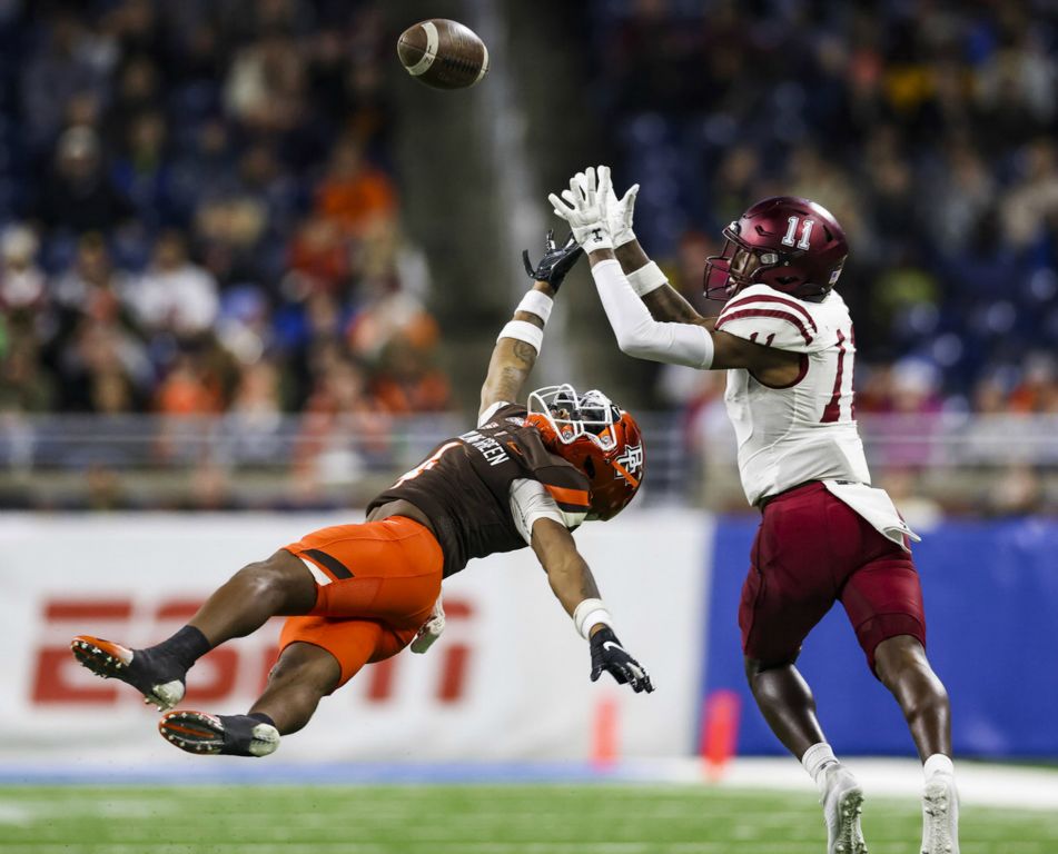 Sports - 1st place - Bowling Green’s Deshawn Jones Jr., reaches for an incomplete pass intended for New Mexico State’s Kordell David during the 2022 Quick Lane Bowl at Ford Field in Detroit. New Mexico State defeated BGSU, 24-19.  (Rebecca Benson / The Blade)