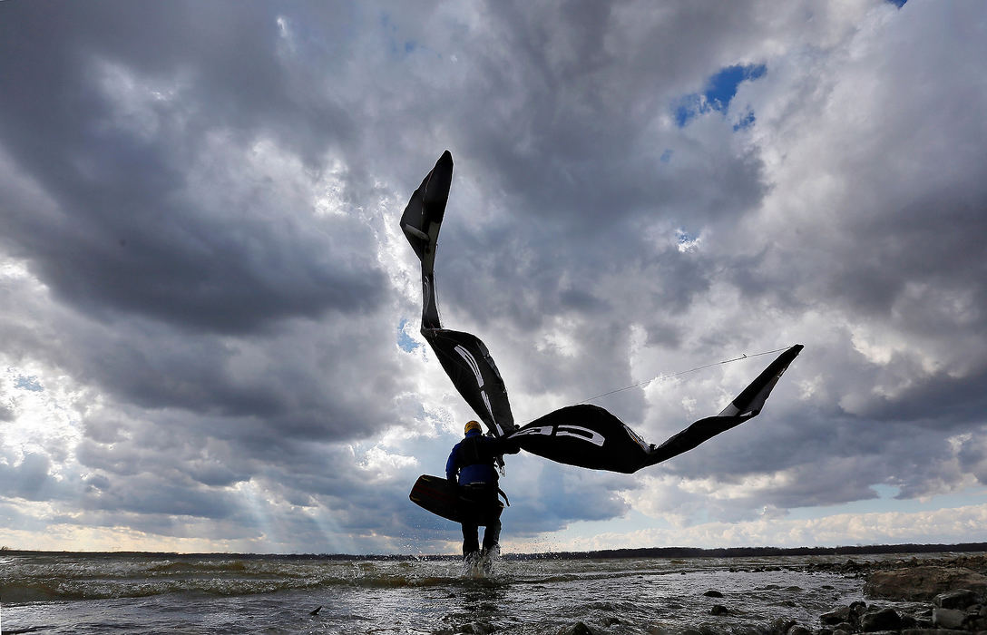 Feature - HMDon Dunphy, 65, of Columbus sets out to do some kite boarding at Alum Creek Lake. High winds and high temperatures made for favorable conditions for kite boarding. (Eric Albrecht/The Columbus Dispatch)