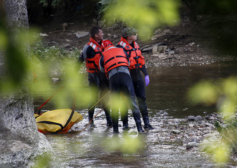 Spot News - HM - Divers prepare to move one of the two men missing from the Olentangy River south of Goodale. Joseph Welch, 18, and his half-brother, Anthony Martin, 20, were reported missing apparently after going into the water near the Dodridge Street dam on the Northwest Side.  (Jonathan Quilter / The Columbus Dispatch)