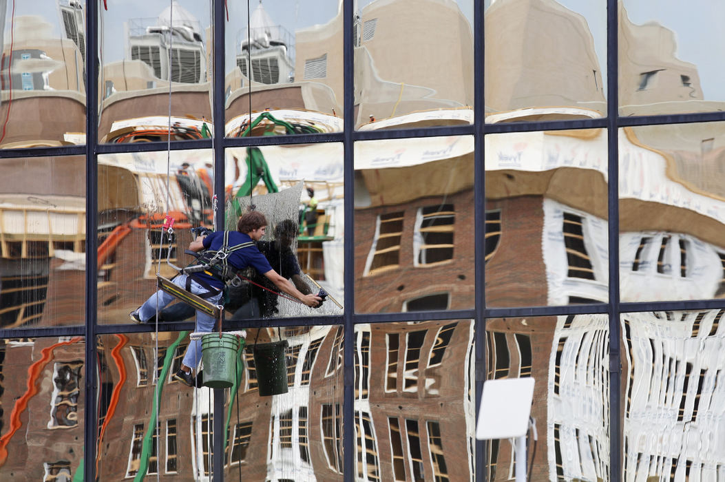 Feature - 3rd placeSteve Carnahan of Al's Window Cleaning wipes down 175 On the Park building adjacent to the Columbus Commons. Construction for the Highpoint apartments can be seen in the glass reflection. (Adam Cairns / The Columbus Dispatch)