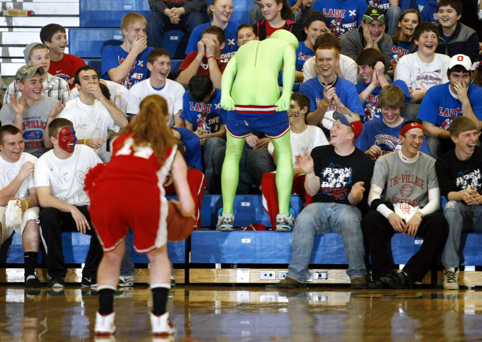 Sports - HM - An unidentified member of the Tri-Village student section was ejected from Thursday's Division IV regional semi-final basketball game at Springfield High School after mooning Shelby Hocter (14) of Southeastern as Hocter attempted a free throw.  (Barbara J. Perenic / Springfield News-Sun)