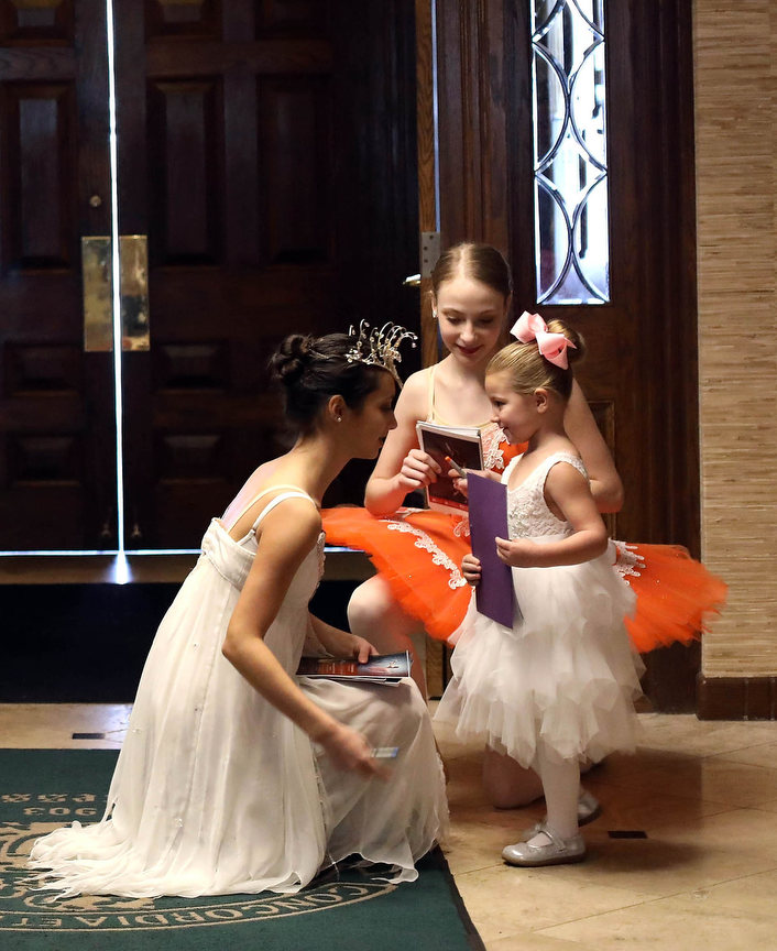 Feature - HM - Four-year-old Gracyn Pumerantz (right) admires dancers Colette Beans (left) and Gabrielle Grossmann during the annual "Clara and Me: Nutcracker Tea" at the Inverness Club. The event celebrated the Toledo Ballet's 79th Nutcracker performance.
 (Amy E. Voigt / The Blade)