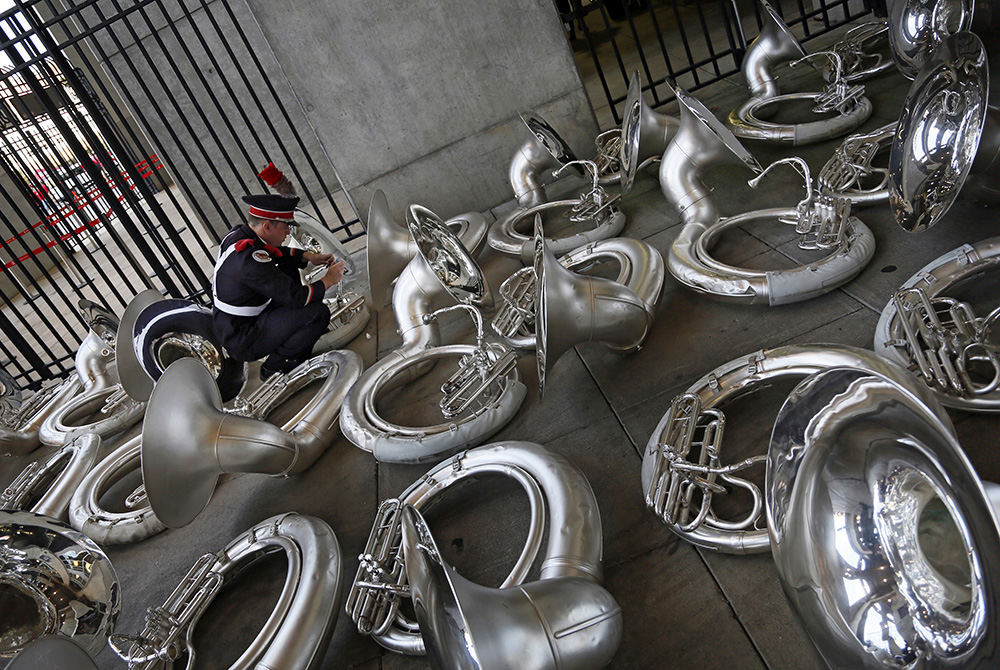 SFeature - 2nd place - Ohio State University Marching Band member Dan McCullough of Massillon oils the valves of his sousaphone prior to the Buckeyes game against the Oklahoma Sooners in Columbus. (Adam Cairns / The Columbus Dispatch)