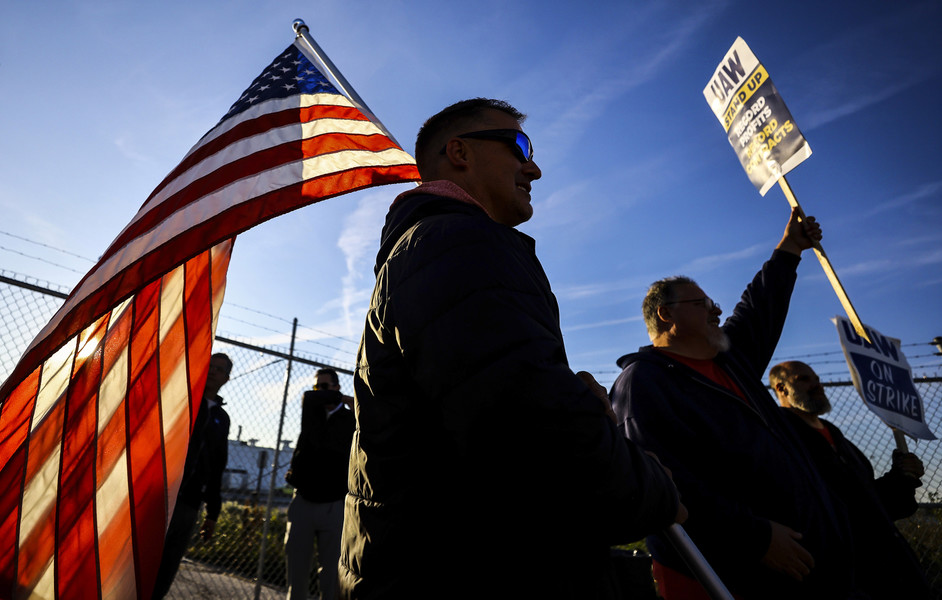 General News - HM - UAW members Dan Schlieman (left) and Brad Geer work the picket line during a strike at the Stellantis Toledo Assembly Complex where Jeeps are made in Toledo. (Jeremy Wadsworth / The Blade)