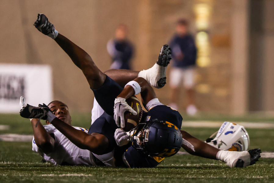 Sports - HM - San Jose State Spartans defensive back Michael Dansby (25) comes down without a helmet and Toledo Rockets wide receiver Devin Maddox (8) comes down with a catch in a non-conference game at the Glass Bowl Stadium in Toledo. (Isaac Ritchey / The Blade)