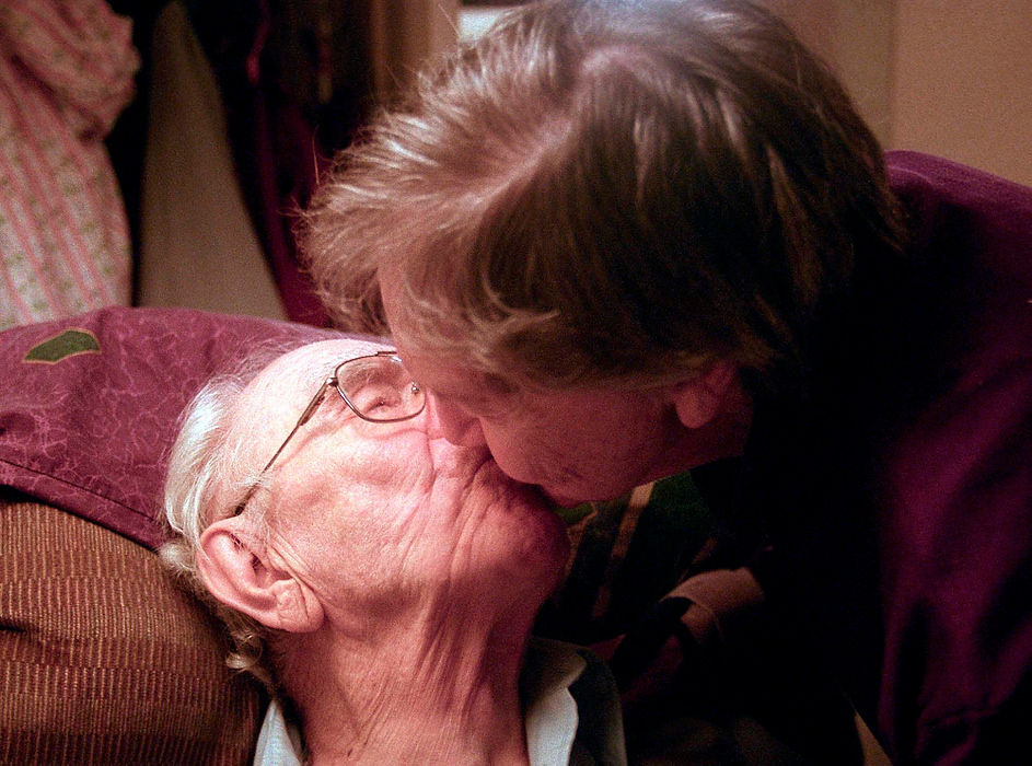 First place, Larry Fullerton Photojournalism Scholarship - Lindsay Steiner / Ohio UniversityMargaret and Nelson were married in 1937.  "We are still in love with each other; we kiss all the time," said Margaret. 