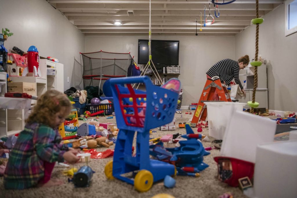 Second Place - Larry Fullerton Photojournalism Scholarship , Grace Wilson / Ohio UniversityCait picks up the basement while Abigail plays next to her. Cait has approximately 3 hours in between the time she drops her middle daughter, Caroline, off at preschool, and has to go pick her up. During those 3 hours, she tries to get most of her housework and errands done with her 1 year old, Abigail.