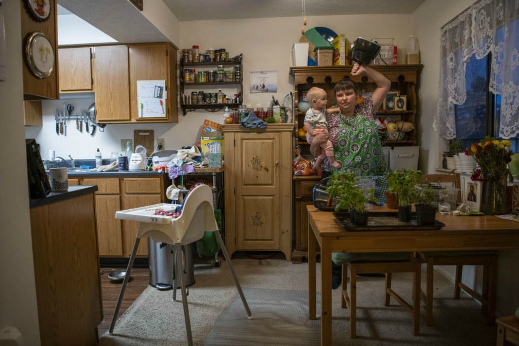 Second Place - Larry Fullerton Photojournalism Scholarship , Grace Wilson / Ohio UniversityMaria tries to balance cooking a meal for her family and taking care of Catherine.