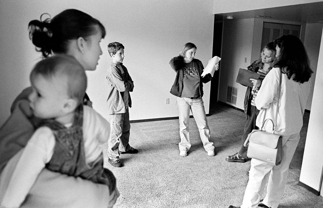 Second Place, Ohio Understanding Award - James M. Patterson / Ohio UniversityRobyn Cain, a GRADS student, checks over her new apartment during a walk-through with her mother and brother. A new neighbor, Mariah Bennet, and her nephew Kyler Duston stopped by to welcome Robyn. 