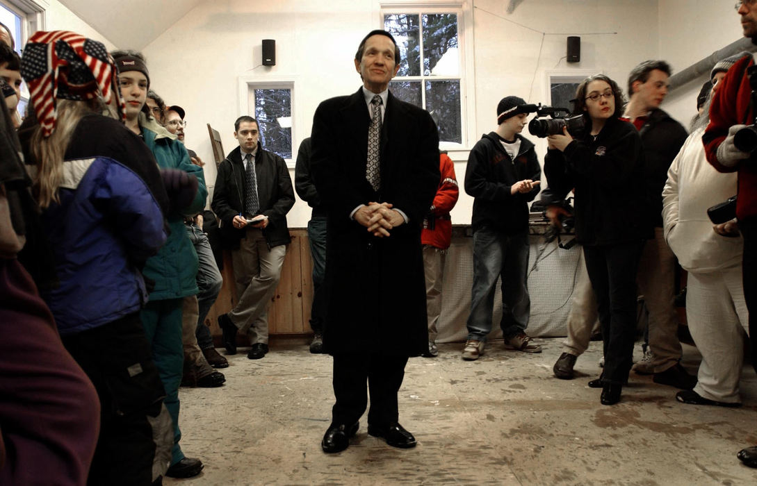 First Place, Photographer of the Year - Dale Omori / The Plain DealerU.S. congressman and presidential candidate Dennis Kucinich visited a group of organic farmers while campaigning in New Hampshire, Dec. 10, 2003.