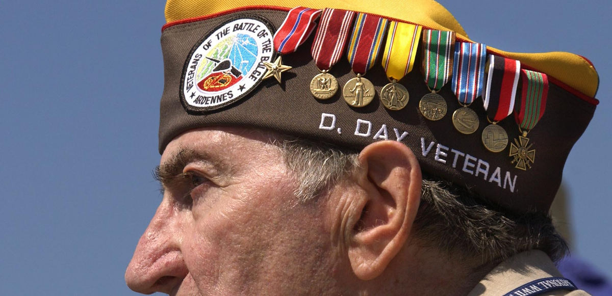 First Place, News Picture Story - Joshua Gunter / The Plain Dealer84-year-old Albert Kaplan, of Philadelphia, stands to get a better view of the president during the World War II War Memorial dedication, May 29, 2004 in Washington D.C. Kaplan served from 1941 to 1946 in the 186th Field Artillery.