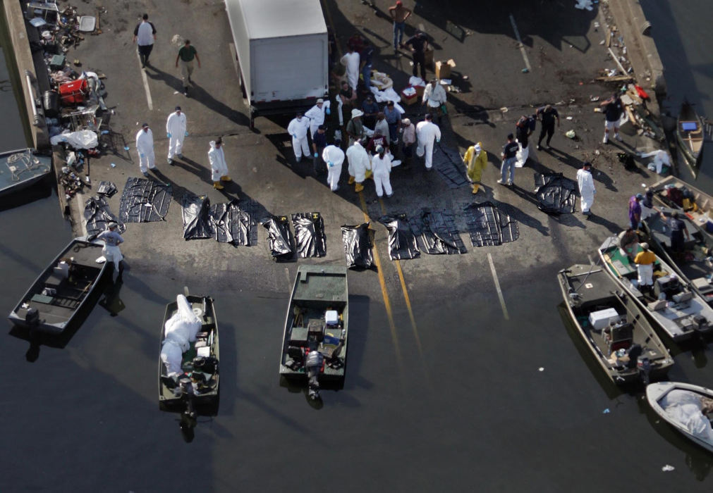 Third Place, Spot News over 100,000 - Scott Shaw / The Plain DealerWorkers recover Hurricane Katrina victims in downtown New Orleans. 