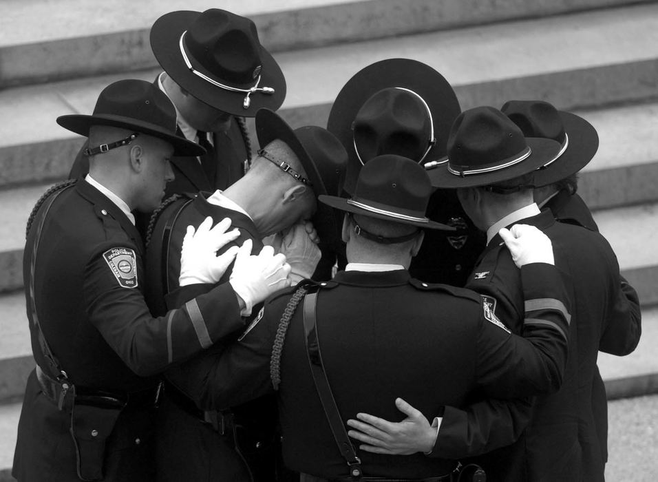 Second Place, Photographer of the Year - Michael E. Keating / Cincinnati Enquirer"It was like losing a brother", said one policeman. Colerain Township police officers huddle as they console each other while listening to a speaker talking about the lives and sacrifice of the two dead firefighters. 