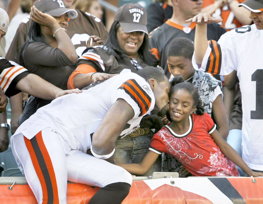 Award of Excellence, Sports Feature - Scott Heckel / The RepositoryBrowns receiver Braylon Edwards climbed into the stands to kiss his sister Brooklyn Edwards after  Cleveland's 20-12 win over the Bengals in Cincinnati. Behind them is Edward's  mother Malesa Plater. Edwards scored a fourth quarter touchdown in the Browns first victory of the season. 