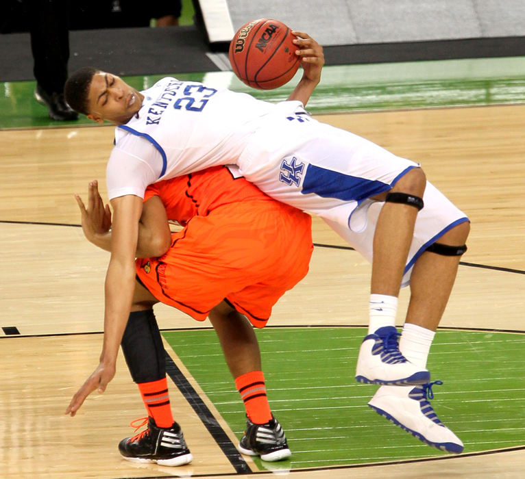 Third place, Photographer of the Year - Large Market - Marvin Fong / The Plain DealerKentucky Wildcats forward Anthony Davis (23) is fouled underneath by Louisville Cardinals guard/forward Wayne Blackshear (25), in the first half of their NCAA FInal Four semifinal game in New Orleans, LA.