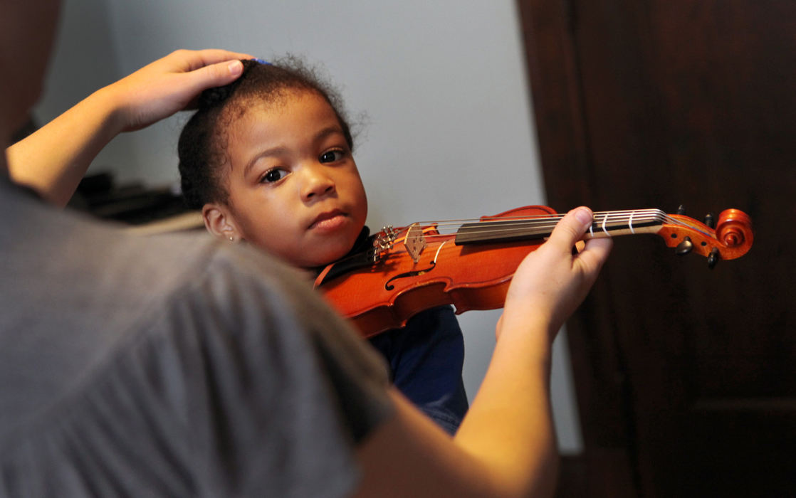 , Photographer of the Year - Large Market - Gus Chan / The Plain DealerTeacher Laura Frazelle teaches Sienna Blue, 5, proper posture to play violin at Broadway School of Music.  Blue is one of five homeschooled children in her family.  She's learning Suzuki violin.