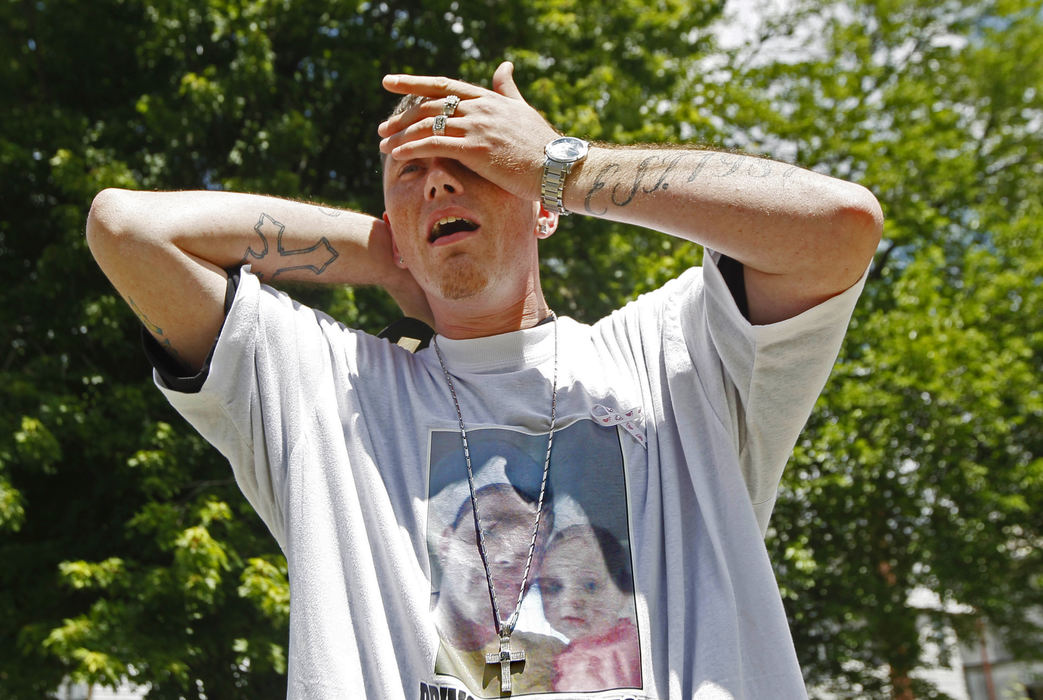 First Place, Team Picture Story - Amy E. Voigt / The (Toledo) BladeTerry Steinfurth Jr., father of  missing toddler Elaina Steinfurth, is distraught as he and volunteers search for her.