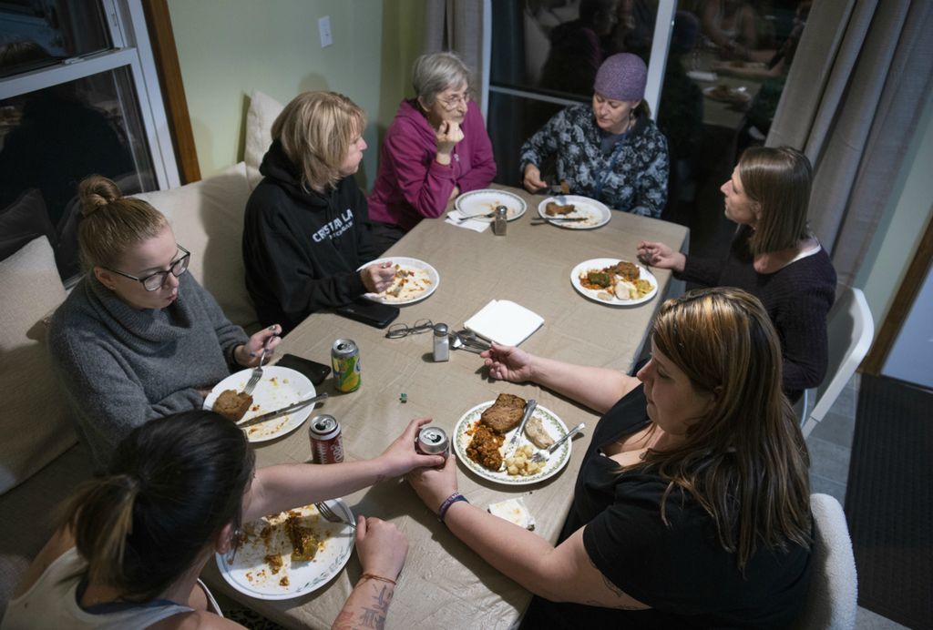 First Place, James R. Gordon Ohio Understanding Award - Erin Burk / Ohio University, “Serenity Grove”(Clockwise from left) April Alexander, Eileen Lynch, Rose Mary Rader, Liz Vandendrien, Betsy Anderson, Amber Snyder, and Rachel Morley gather for Serenity Grove's weekly community dinner. 