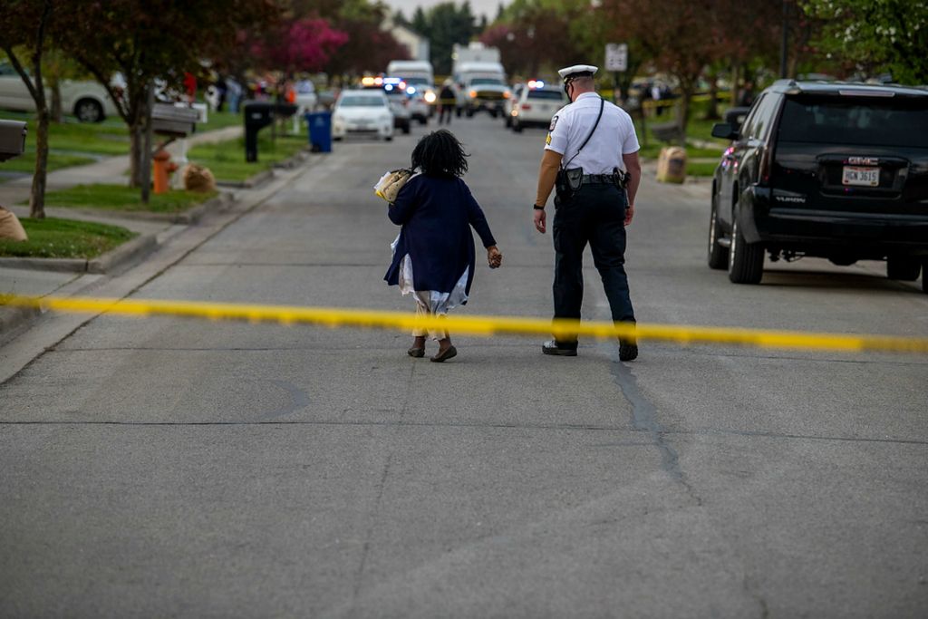 First place, News Picture Story - Gaelen Morse / Reuters, "Ma’Khia Bryant "Investigators work at the scene where a Columbus Police Officer shot and killed Ma’Khia Bryant in Columbus on April 20, 2021.  