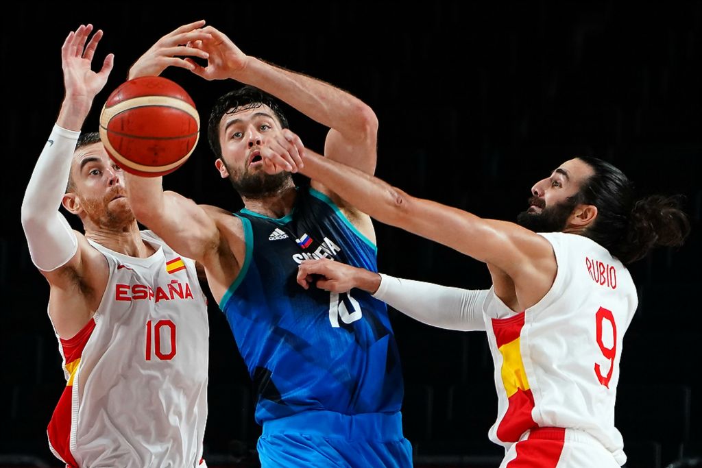 Third place, Ron Kuntz Sports Photographer of the Year - Kareem Elgazzar / The Cincinnati EnquirerFrom left: Team Spain forward Victor Claver (10), Team Slovenia centre Mike Tobey (10) and Team Spain guard Ricky Rubio (9) compete for a loose ball during the Tokyo 2020 Olympic Summer Games on Aug. 1, 2021, at Saitama Super Arena. 
