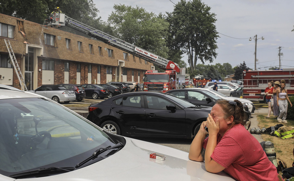 Spot News - Second Place, “Fire”Stephanie Hehl reacts as her apartment at Hunt Club Apartments burns down in Sylvania. Hehl said “My whole life is crumbling apart.”  (Jeremy Wadsworth / The Blade)