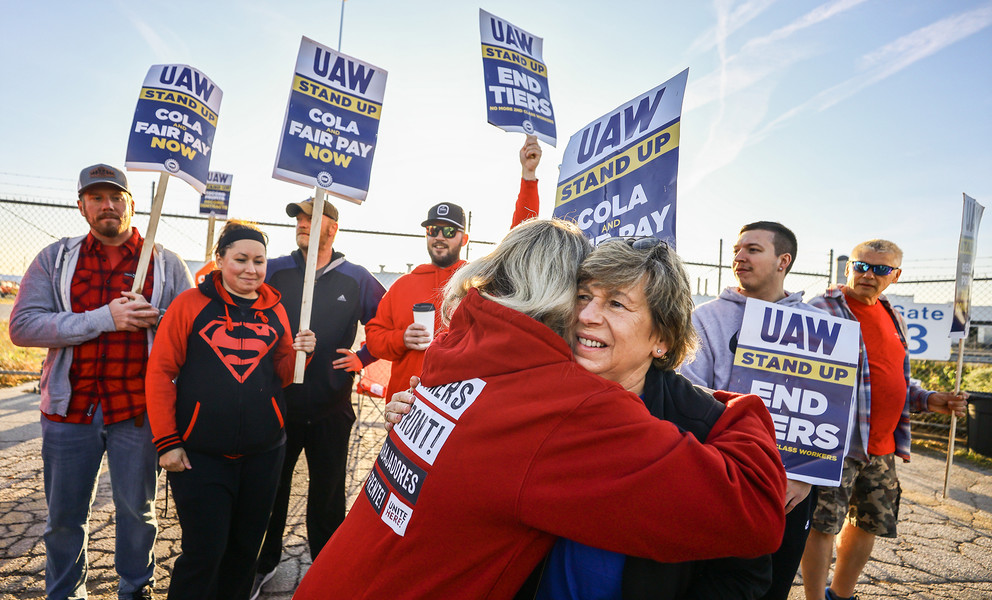 News Picture Story - 3rd, “UAW Strike”American Federation of Teachers President Randi Weingarten joins striking workers on the picket line Tuesday, September 19, 2023, at the Stellantis Toledo Assembly Complex where Jeeps are made in Toledo, Ohio.   (Jeremy Wadsworth / The Blade)